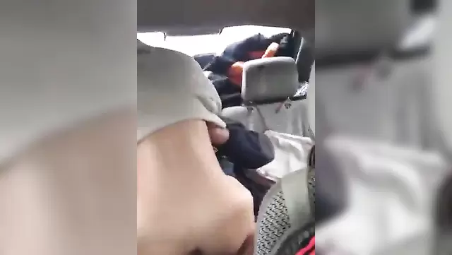 Kırgızistan arabada ateşli kızı sikişiyor.