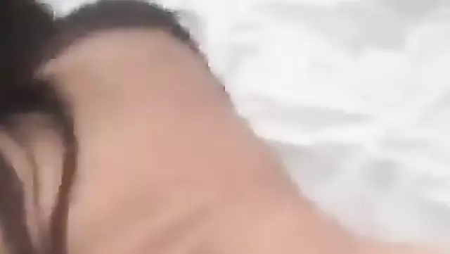 Bir adam, kıvrımlı bir Çerkes kadınla seks yapıyor.