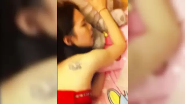 Genç Kırgız kadın, kocasının arkadaşı tarafından sertçe sikiliyor.
